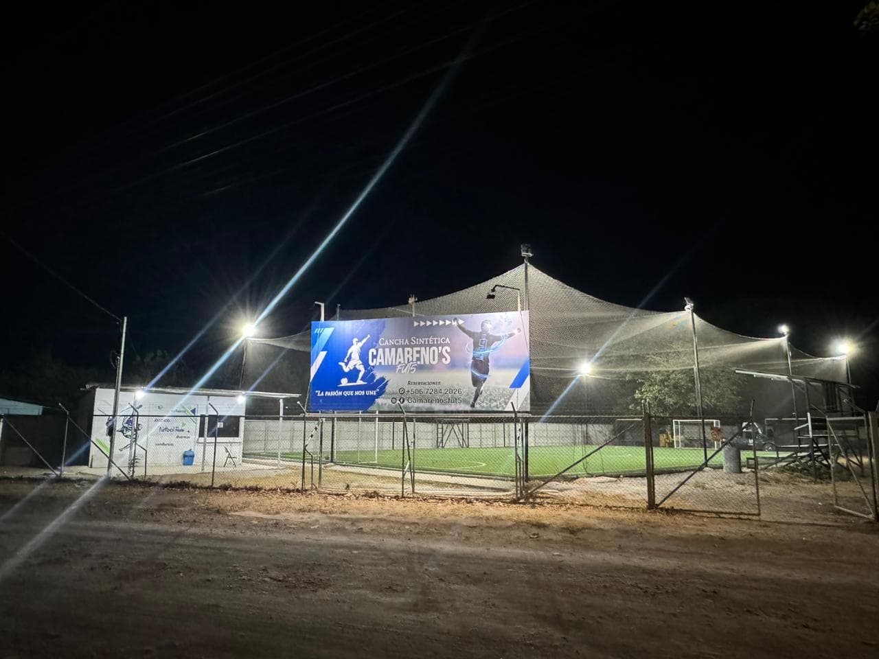 Cancha Camarenos de noche